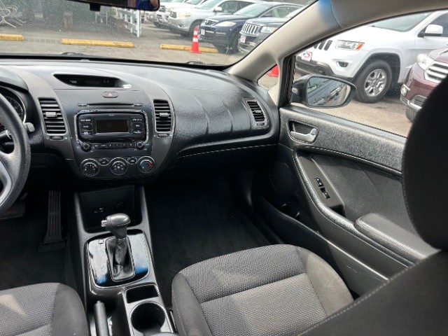 Kia Forte Vehicle Full-screen Gallery Image 07