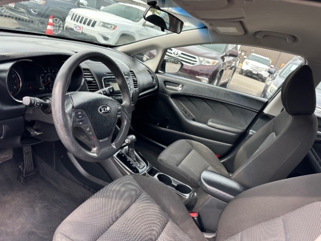 Kia Forte Vehicle Full-screen Gallery Image 08