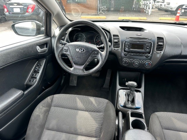 Kia Forte Vehicle Full-screen Gallery Image 09