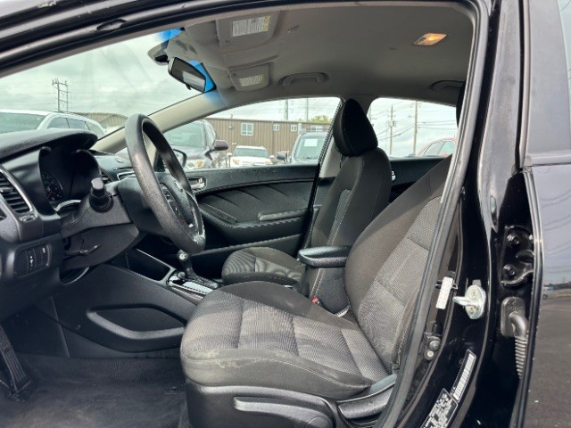 Kia Forte Vehicle Full-screen Gallery Image 10