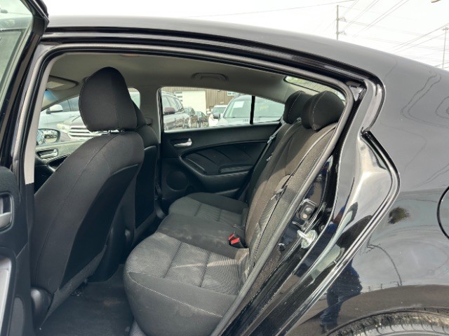 Kia Forte Vehicle Full-screen Gallery Image 11