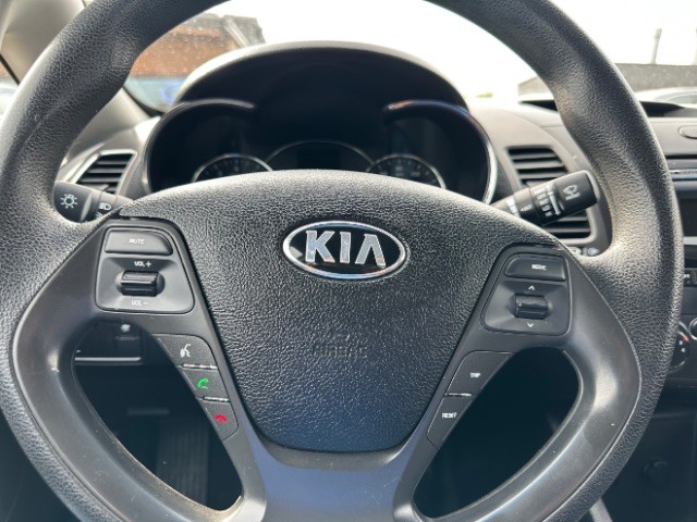 Kia Forte Vehicle Full-screen Gallery Image 12
