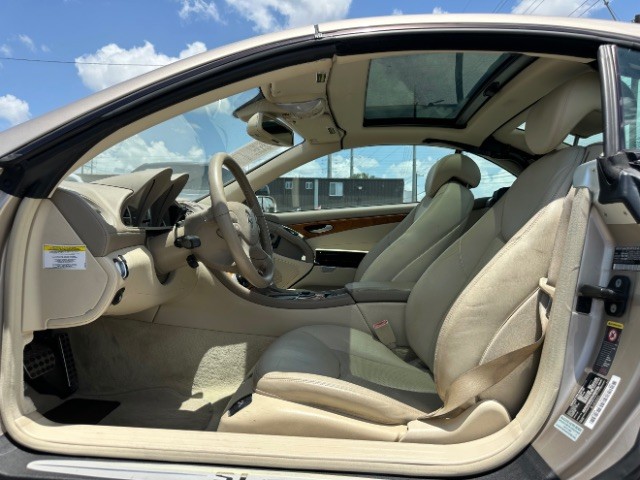 Mercedes-Benz SL-Class Vehicle Full-screen Gallery Image 07