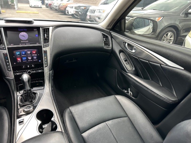 INFINITI Q50 Vehicle Full-screen Gallery Image 07