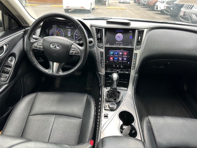 INFINITI Q50 Vehicle Full-screen Gallery Image 08