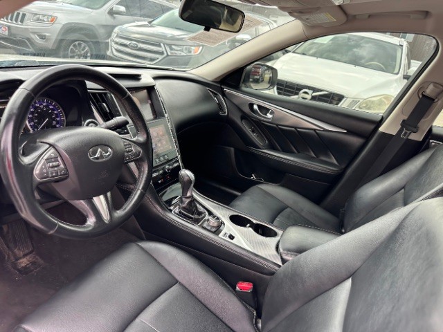 INFINITI Q50 Vehicle Full-screen Gallery Image 09