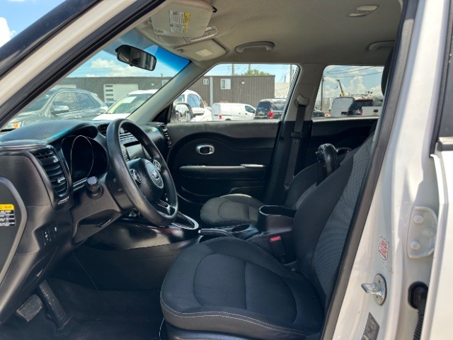 Kia Soul Vehicle Full-screen Gallery Image 10