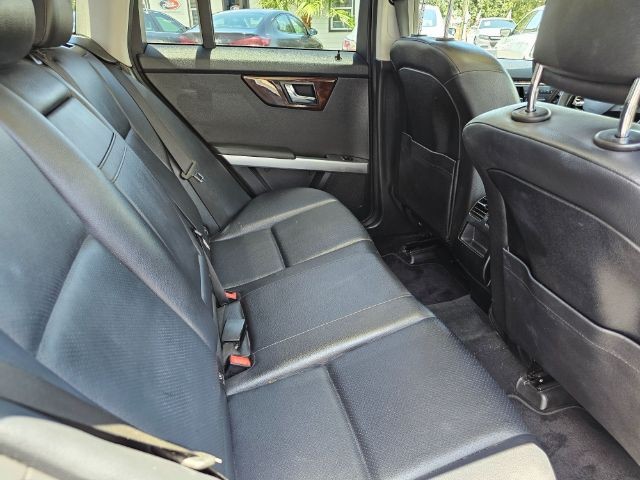 Mercedes-Benz GLK-Class Vehicle Full-screen Gallery Image 08