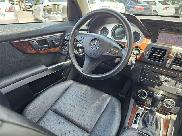Mercedes-Benz GLK-Class Vehicle Full-screen Gallery Image 09