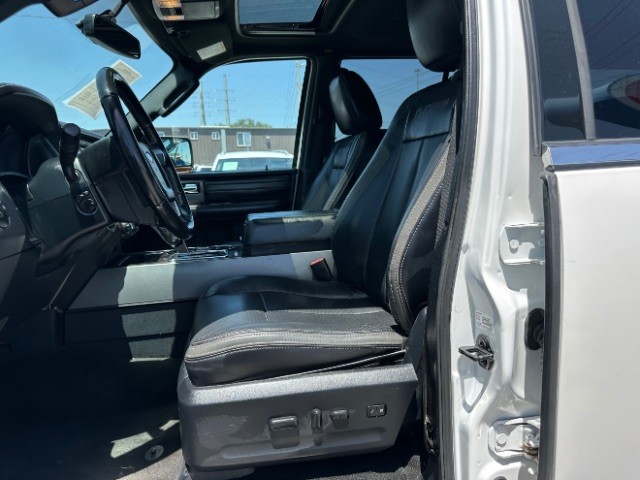 Ford Expedition EL Vehicle Full-screen Gallery Image 11