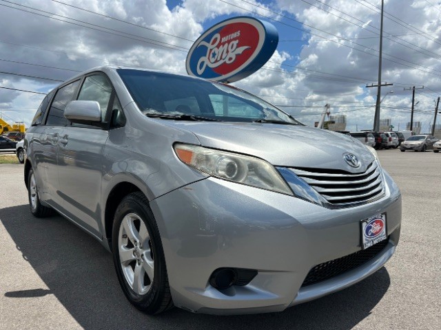 2017 Toyota Sienna LE's photo