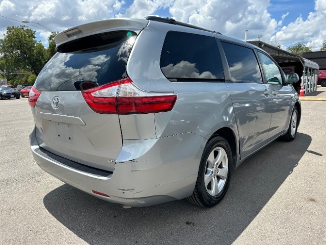 Toyota Sienna Vehicle Full-screen Gallery Image 04