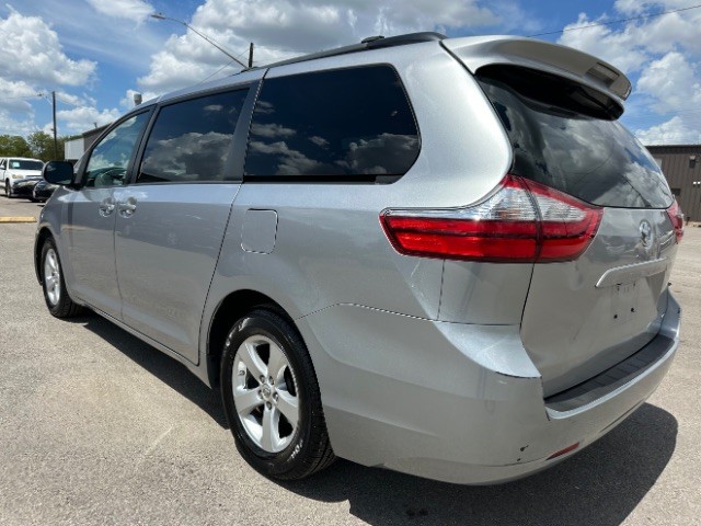 Toyota Sienna Vehicle Full-screen Gallery Image 05