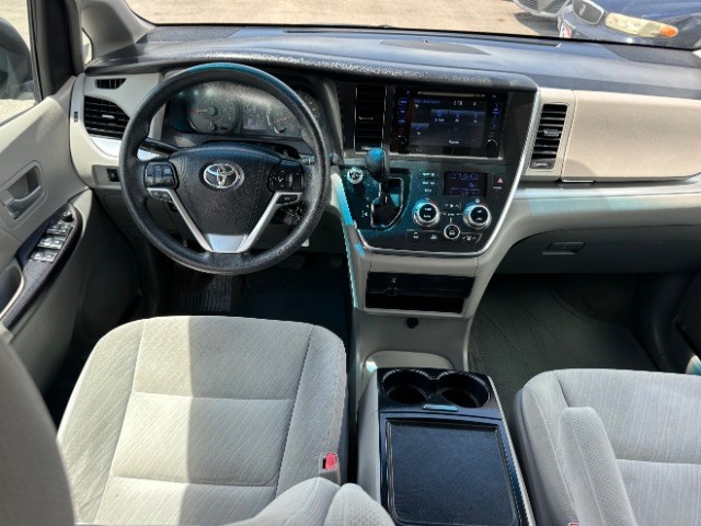 Toyota Sienna Vehicle Full-screen Gallery Image 08