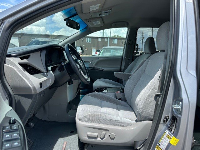 Toyota Sienna Vehicle Full-screen Gallery Image 10