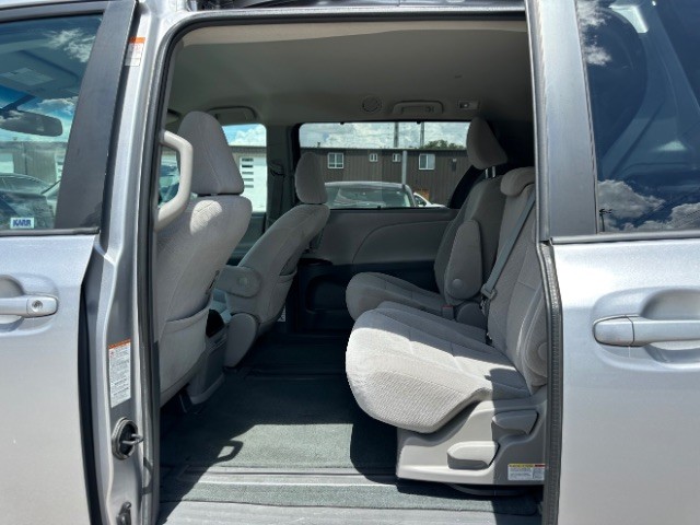 Toyota Sienna Vehicle Full-screen Gallery Image 11