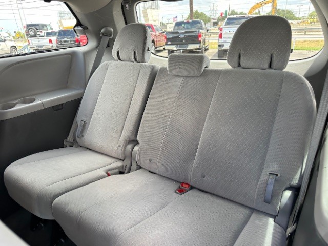 Toyota Sienna Vehicle Full-screen Gallery Image 12
