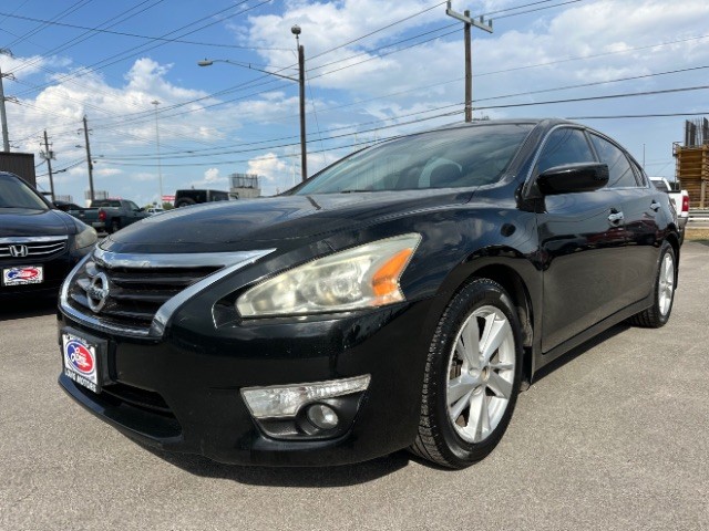 Nissan Altima Vehicle Full-screen Gallery Image 02