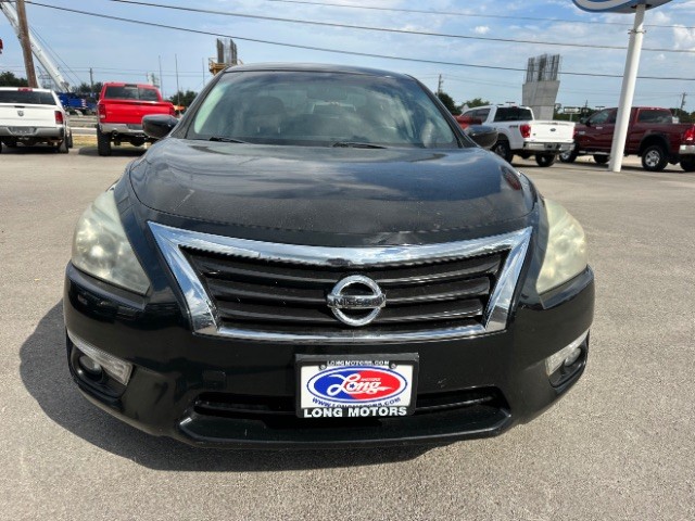 Nissan Altima Vehicle Full-screen Gallery Image 03