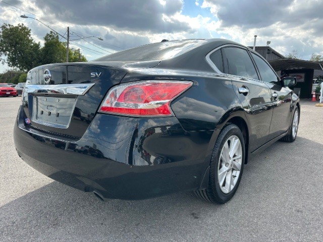 Nissan Altima Vehicle Full-screen Gallery Image 04