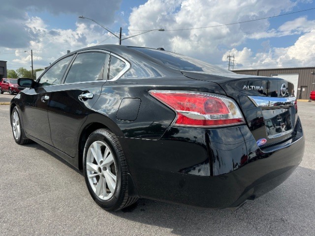 Nissan Altima Vehicle Full-screen Gallery Image 05