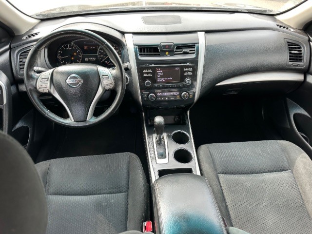 Nissan Altima Vehicle Full-screen Gallery Image 06