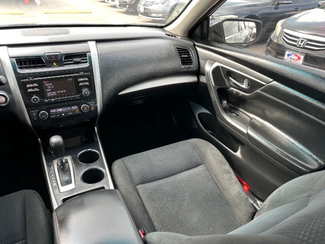 Nissan Altima Vehicle Full-screen Gallery Image 07