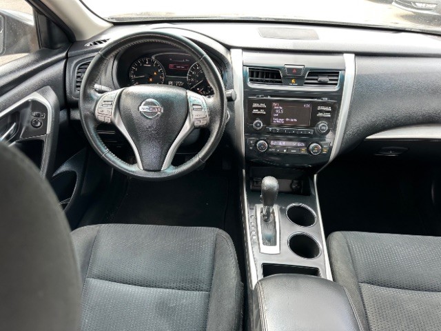 Nissan Altima Vehicle Full-screen Gallery Image 08