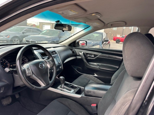 Nissan Altima Vehicle Full-screen Gallery Image 09