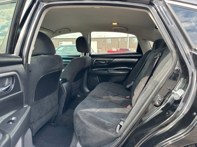 Nissan Altima Vehicle Full-screen Gallery Image 10