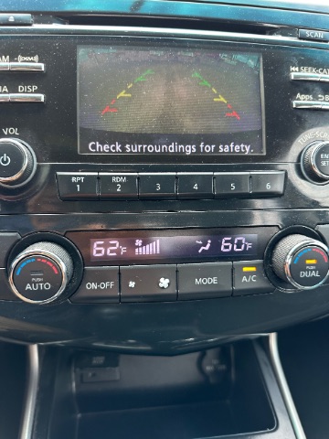 Nissan Altima Vehicle Full-screen Gallery Image 11