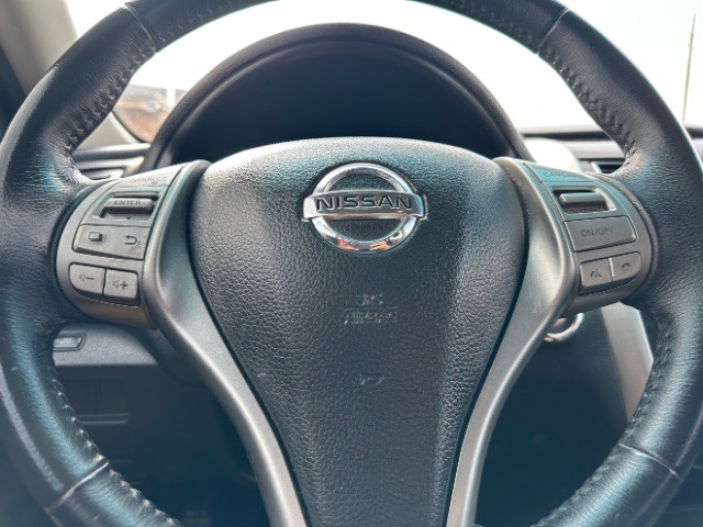 Nissan Altima Vehicle Full-screen Gallery Image 12