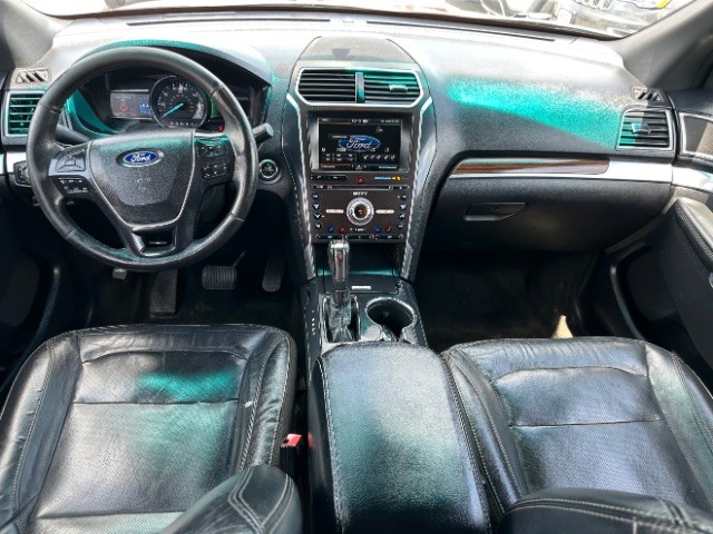 Ford Explorer Vehicle Full-screen Gallery Image 06