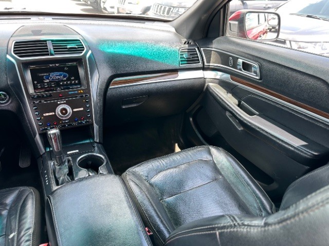 Ford Explorer Vehicle Full-screen Gallery Image 07