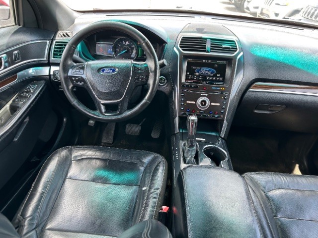 Ford Explorer Vehicle Full-screen Gallery Image 08