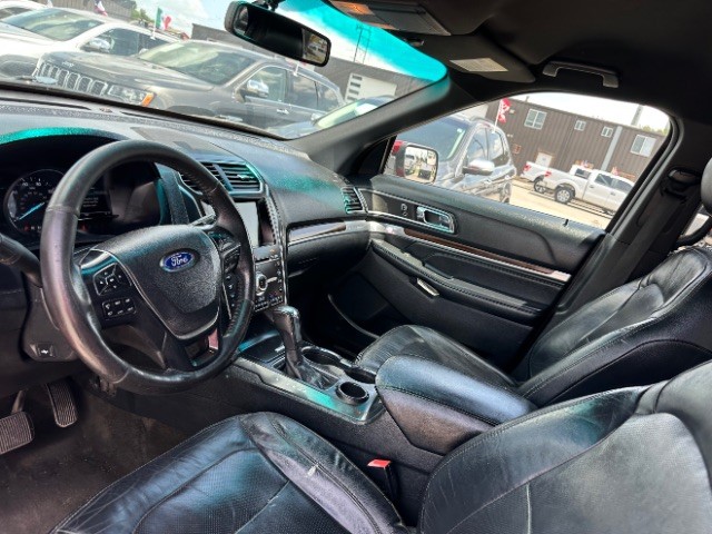 Ford Explorer Vehicle Full-screen Gallery Image 09