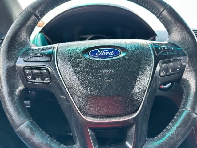 Ford Explorer Vehicle Full-screen Gallery Image 14