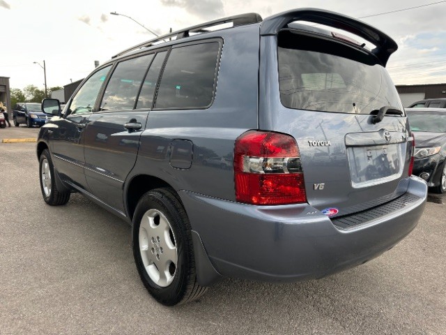 Toyota Highlander Vehicle Full-screen Gallery Image 05