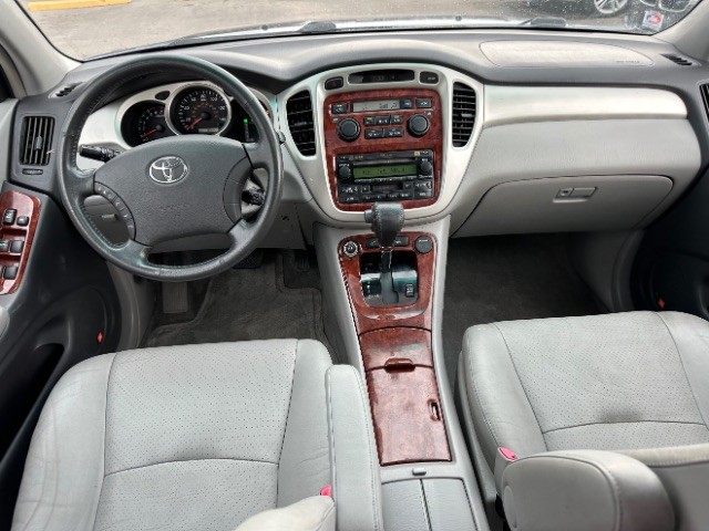 Toyota Highlander Vehicle Full-screen Gallery Image 06