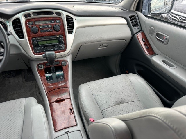 Toyota Highlander Vehicle Full-screen Gallery Image 07