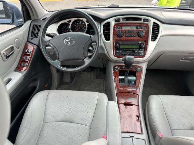 Toyota Highlander Vehicle Full-screen Gallery Image 08