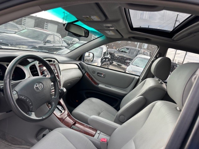 Toyota Highlander Vehicle Full-screen Gallery Image 09