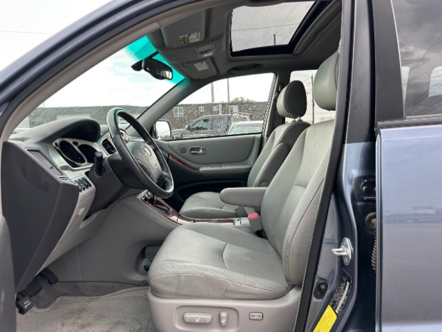 Toyota Highlander Vehicle Full-screen Gallery Image 10