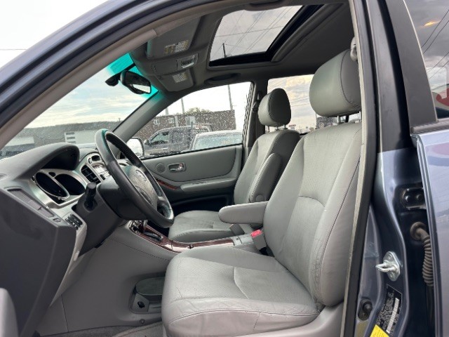 Toyota Highlander Vehicle Full-screen Gallery Image 11