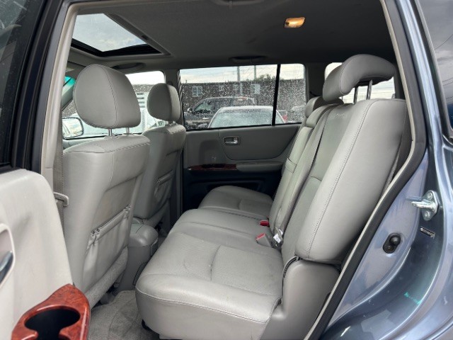 Toyota Highlander Vehicle Full-screen Gallery Image 13