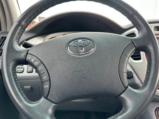 Toyota Highlander Vehicle Full-screen Gallery Image 16