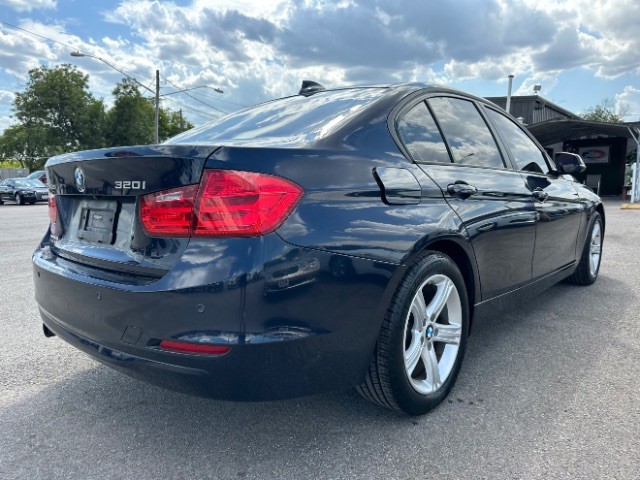 BMW 3 Series Vehicle Full-screen Gallery Image 04