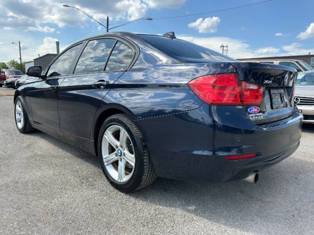 BMW 3 Series Vehicle Full-screen Gallery Image 05