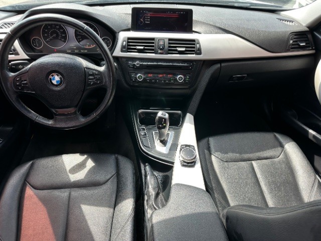 BMW 3 Series Vehicle Full-screen Gallery Image 06