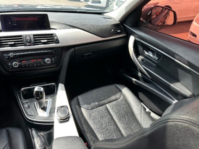 BMW 3 Series Vehicle Full-screen Gallery Image 07